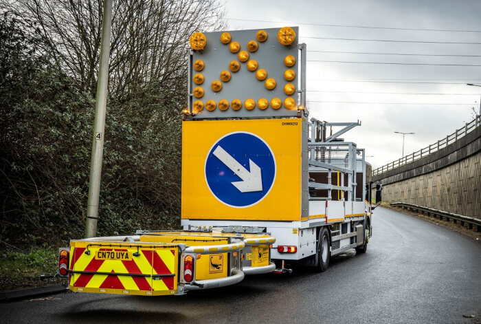 Vrachtauto met andere rijbaan aanduiding